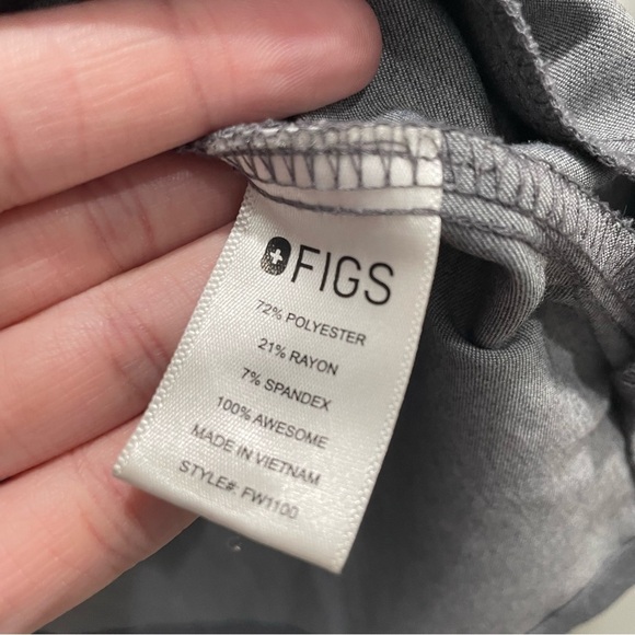 Figs Casma Three-Pocket Scrub Top™ in Graphite Grey XS - Picture 8 of 10